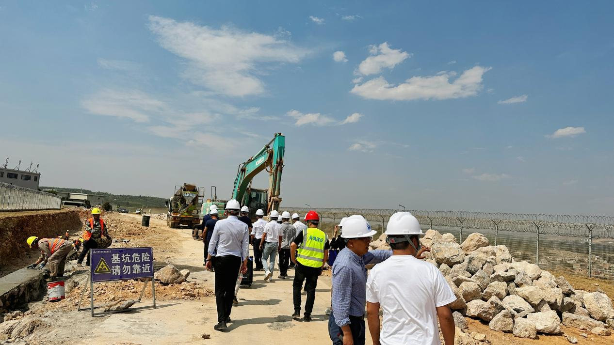 勐海考察組至在建長水機(jī)場 T2 航站樓項目考察 (2).png