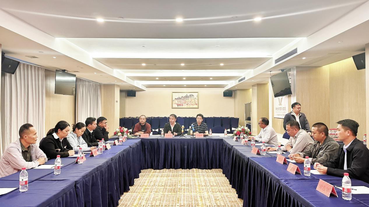 勐?？疾旖M與云南珠光領(lǐng)導(dǎo)層在公司展開會議.png